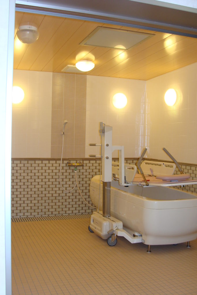 Clinique salle de bain adaptée pour mobilité réduite PLEZURA encastré
